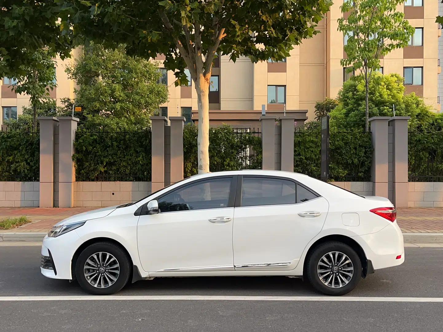 Toyota Corolla 2018 1.2T S-CVT GL-i Zhihui Edition — миниатюра 3