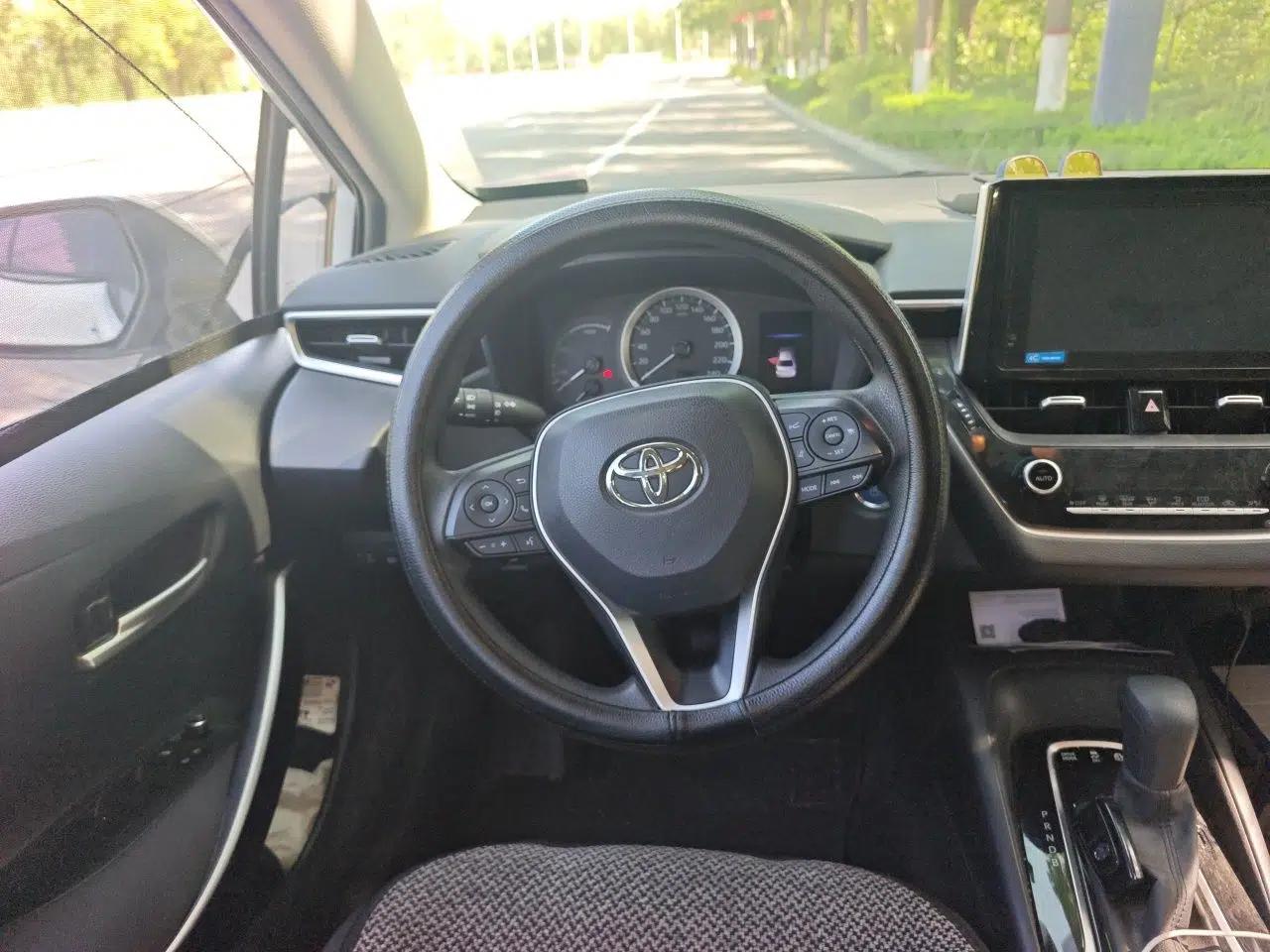 Toyota Corolla 2021 Dual-Motor 1.8L E-CVT Elite Edition — миниатюра 9