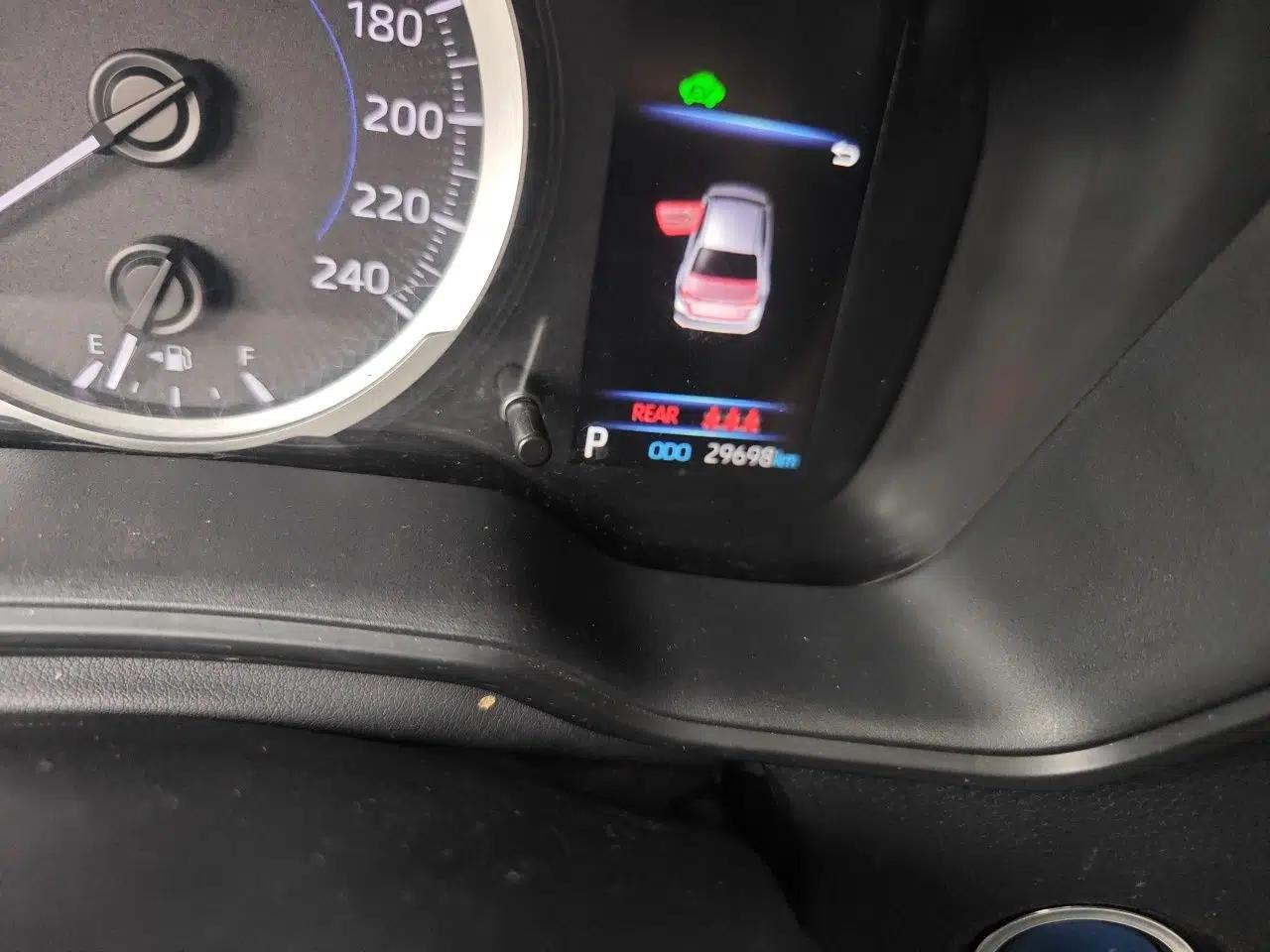 Toyota Corolla 2021 Dual-Motor 1.8L E-CVT Elite Edition — миниатюра 12