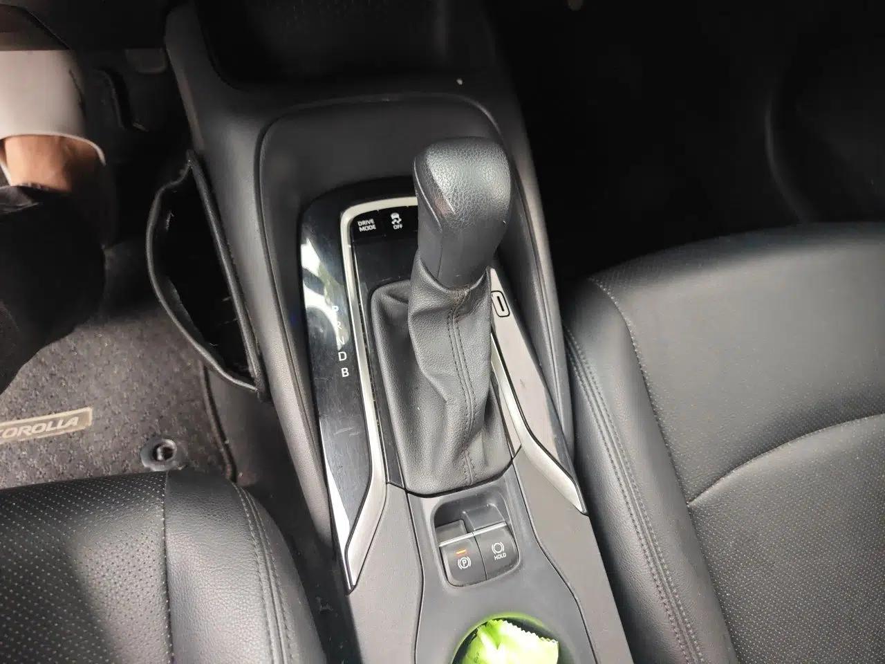 Toyota Corolla 2021 Dual-Motor 1.8L E-CVT Elite Edition — миниатюра 14