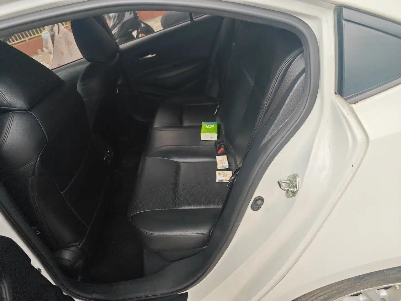 Toyota Corolla 2021 Dual-Motor 1.8L E-CVT Elite Edition — миниатюра 17