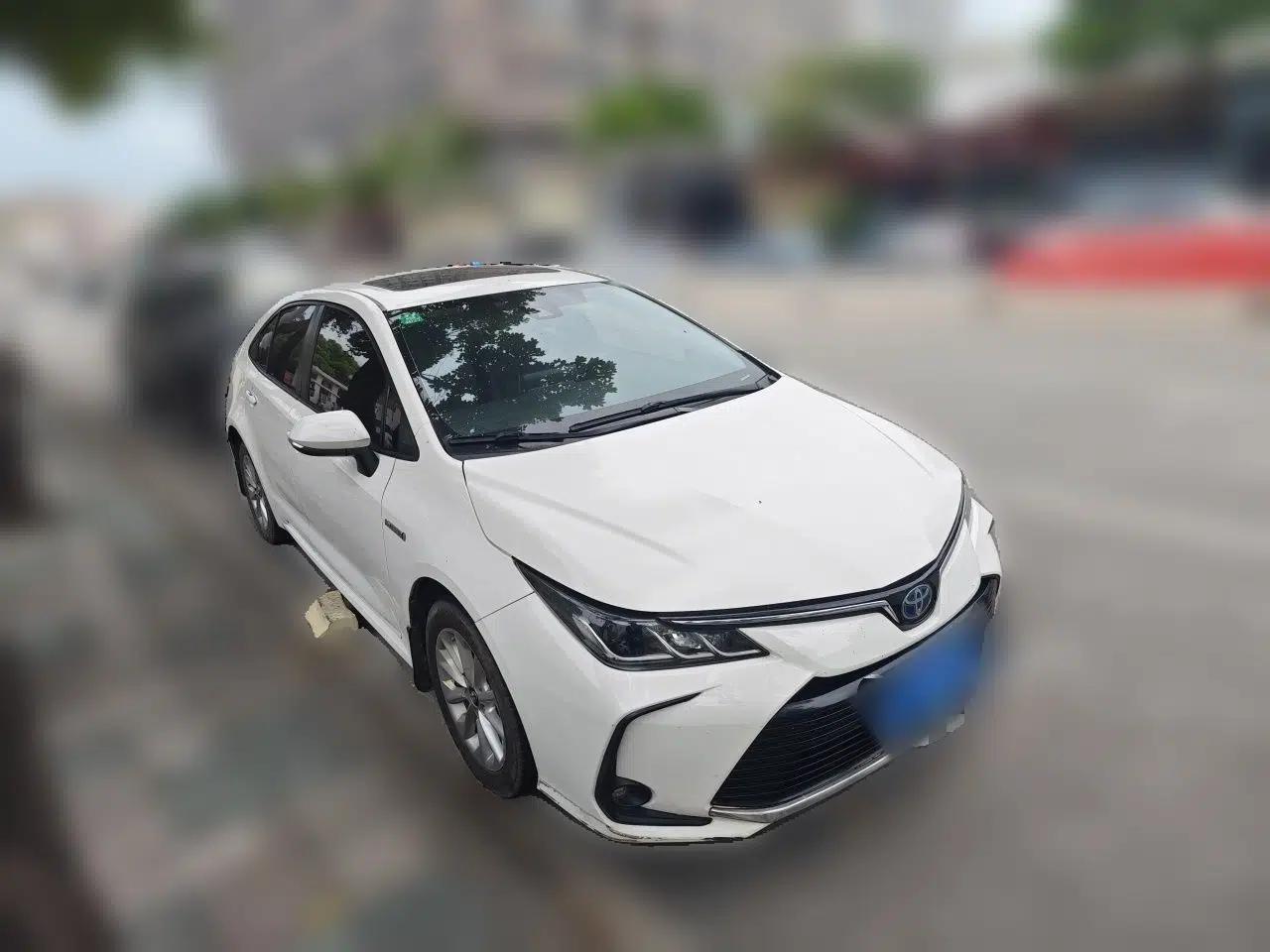 Toyota Corolla 2021 Dual-Motor 1.8L E-CVT Elite Edition — миниатюра 3