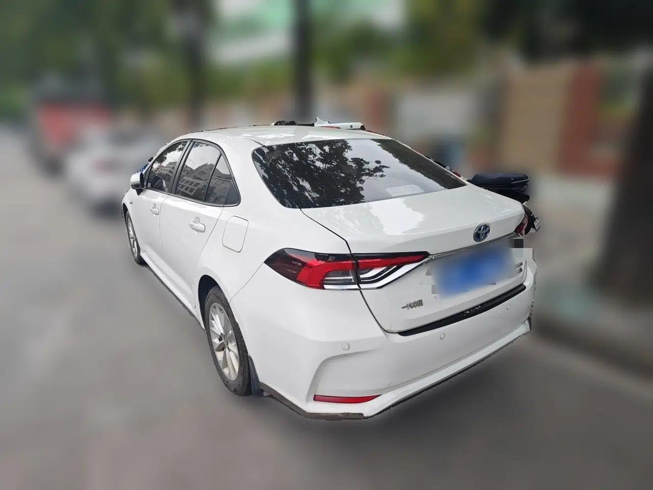 Toyota Corolla 2021 Dual-Motor 1.8L E-CVT Elite Edition — миниатюра 4