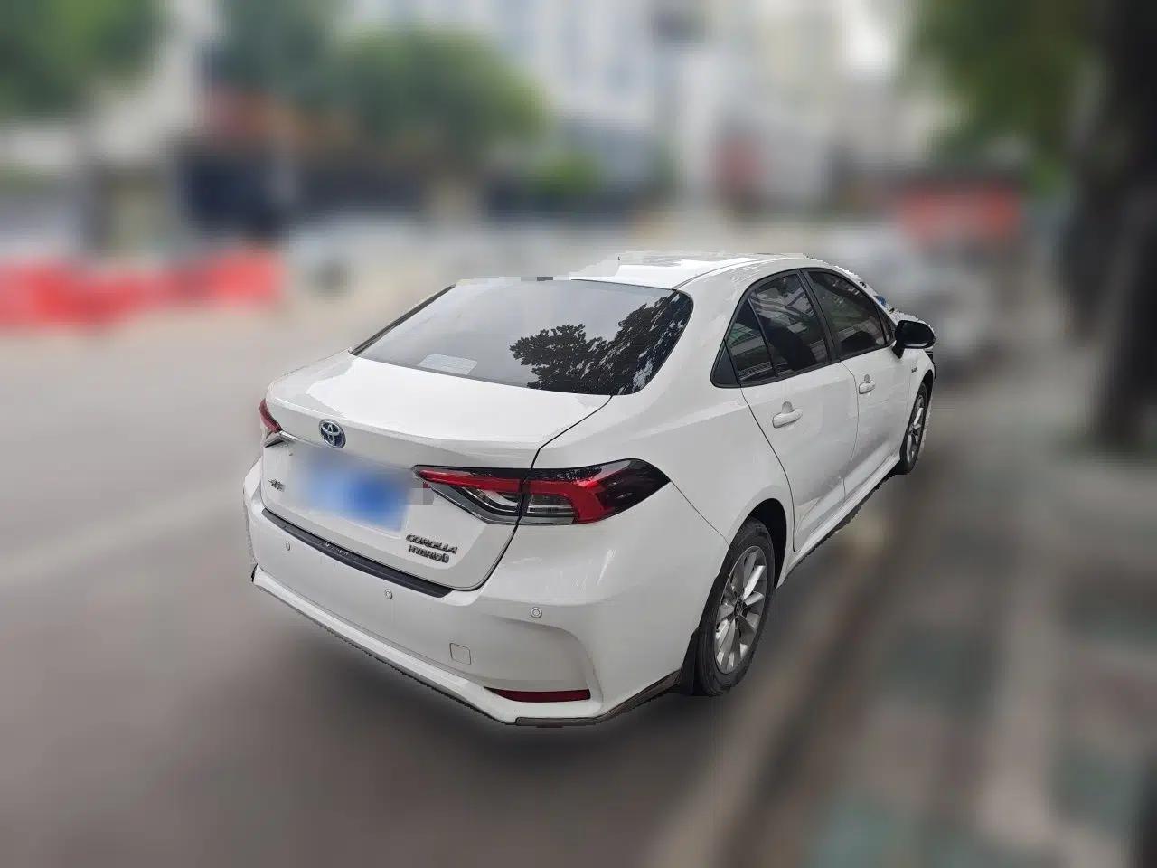Toyota Corolla 2021 Dual-Motor 1.8L E-CVT Elite Edition — миниатюра 6