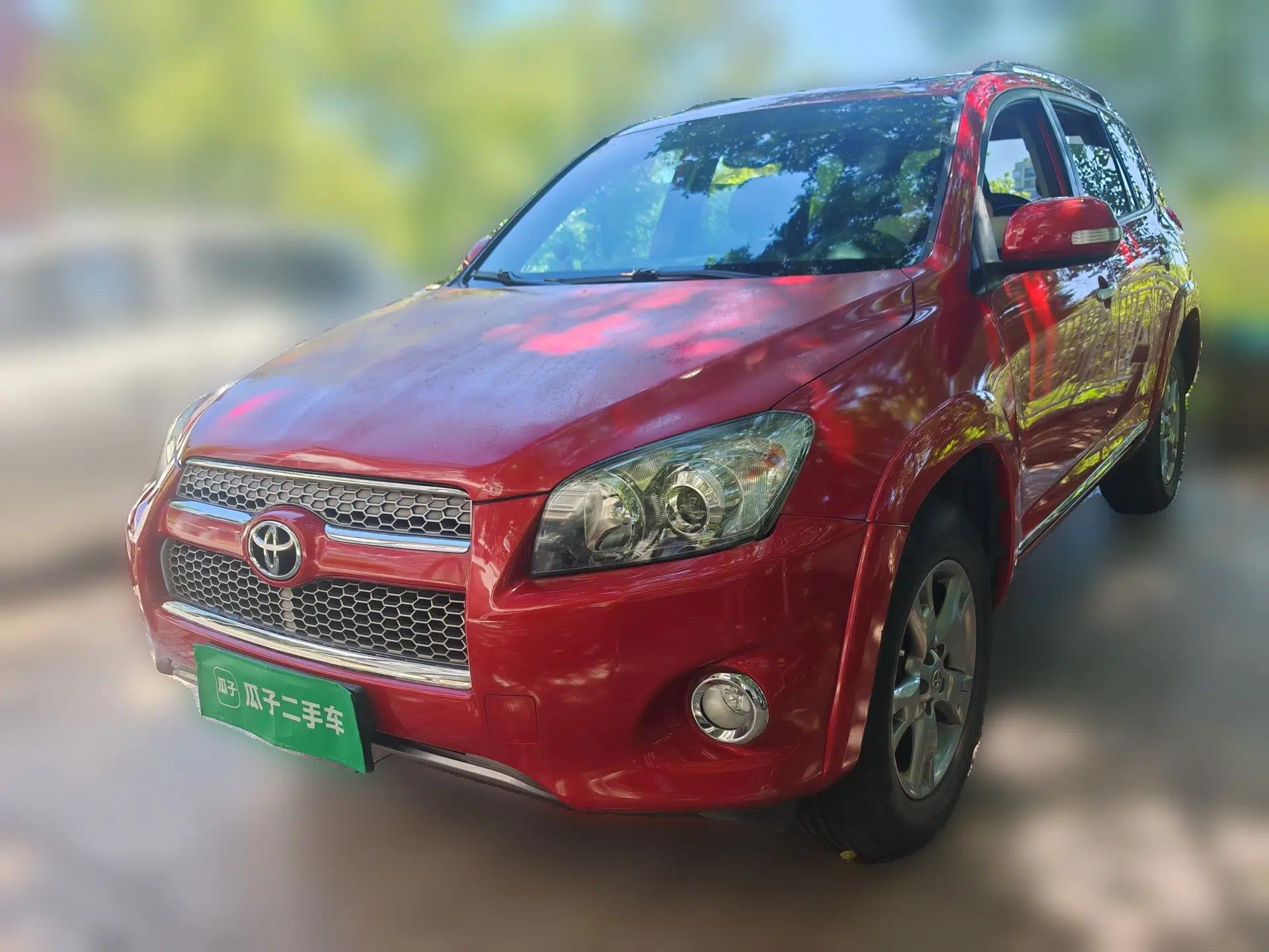 Toyota RAV4 2012 Luxurious 2.4L Automatic 4x4 with Stylish Features — миниатюра 1