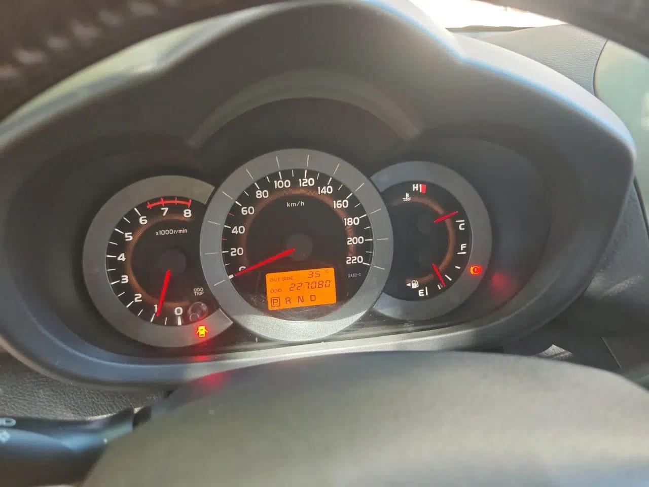 Toyota RAV4 2012 Luxurious 2.4L Automatic 4x4 with Stylish Features — миниатюра 11