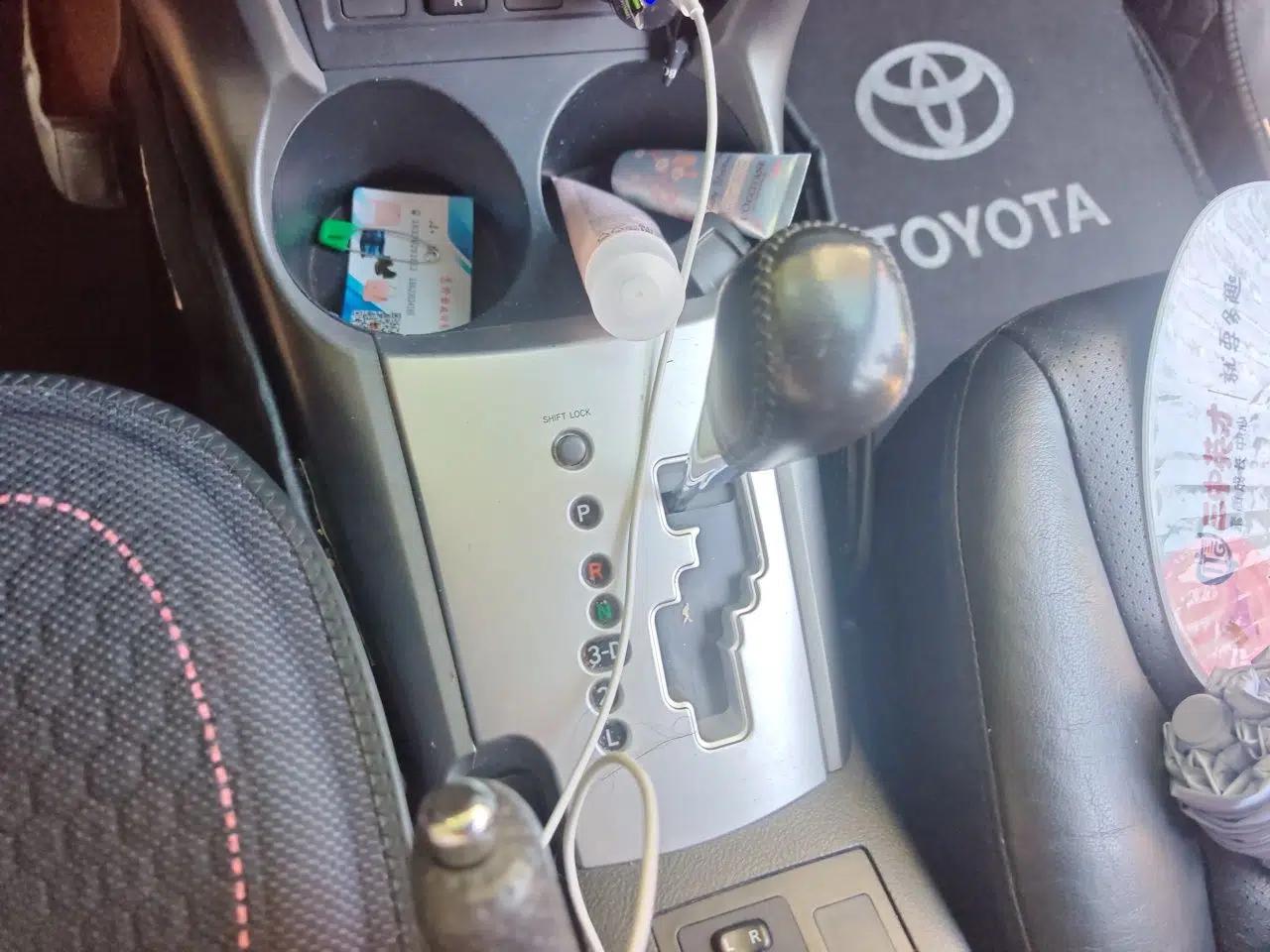 Toyota RAV4 2012 Luxurious 2.4L Automatic 4x4 with Stylish Features — миниатюра 14