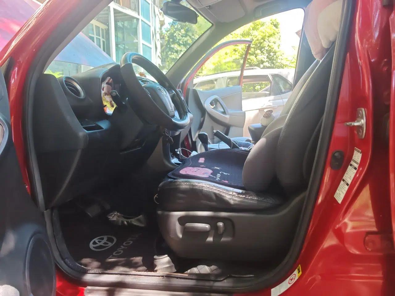 Toyota RAV4 2012 Luxurious 2.4L Automatic 4x4 with Stylish Features — миниатюра 15