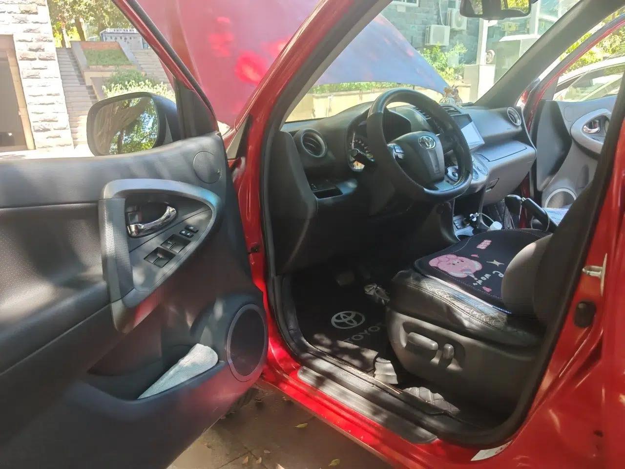 Toyota RAV4 2012 Luxurious 2.4L Automatic 4x4 with Stylish Features — миниатюра 16