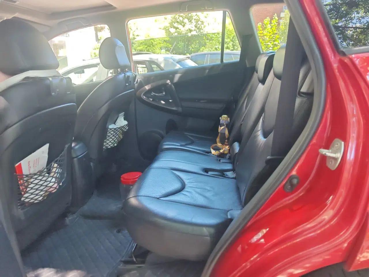 Toyota RAV4 2012 Luxurious 2.4L Automatic 4x4 with Stylish Features — миниатюра 17