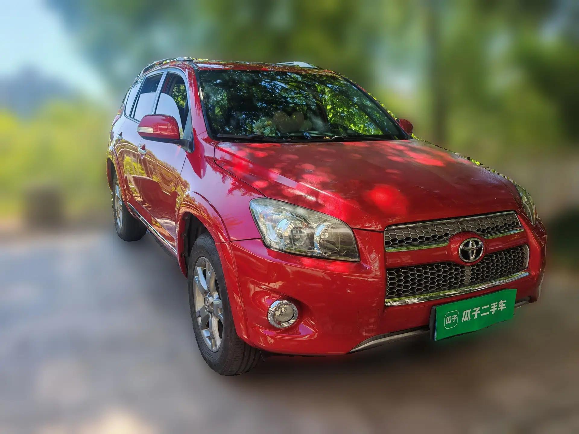 Toyota RAV4 2012 Luxurious 2.4L Automatic 4x4 with Stylish Features — миниатюра 3