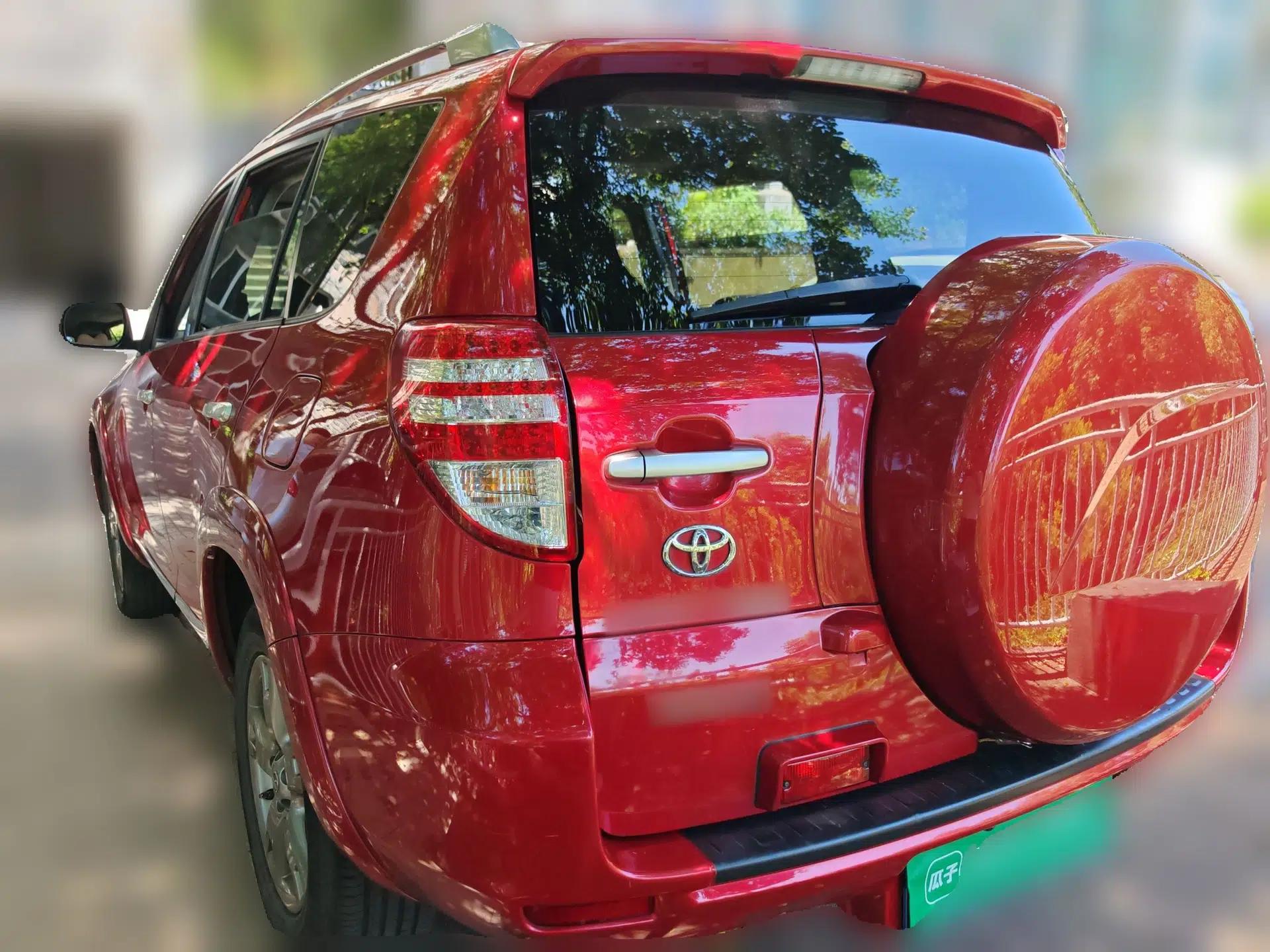 Toyota RAV4 2012 Luxurious 2.4L Automatic 4x4 with Stylish Features — миниатюра 4