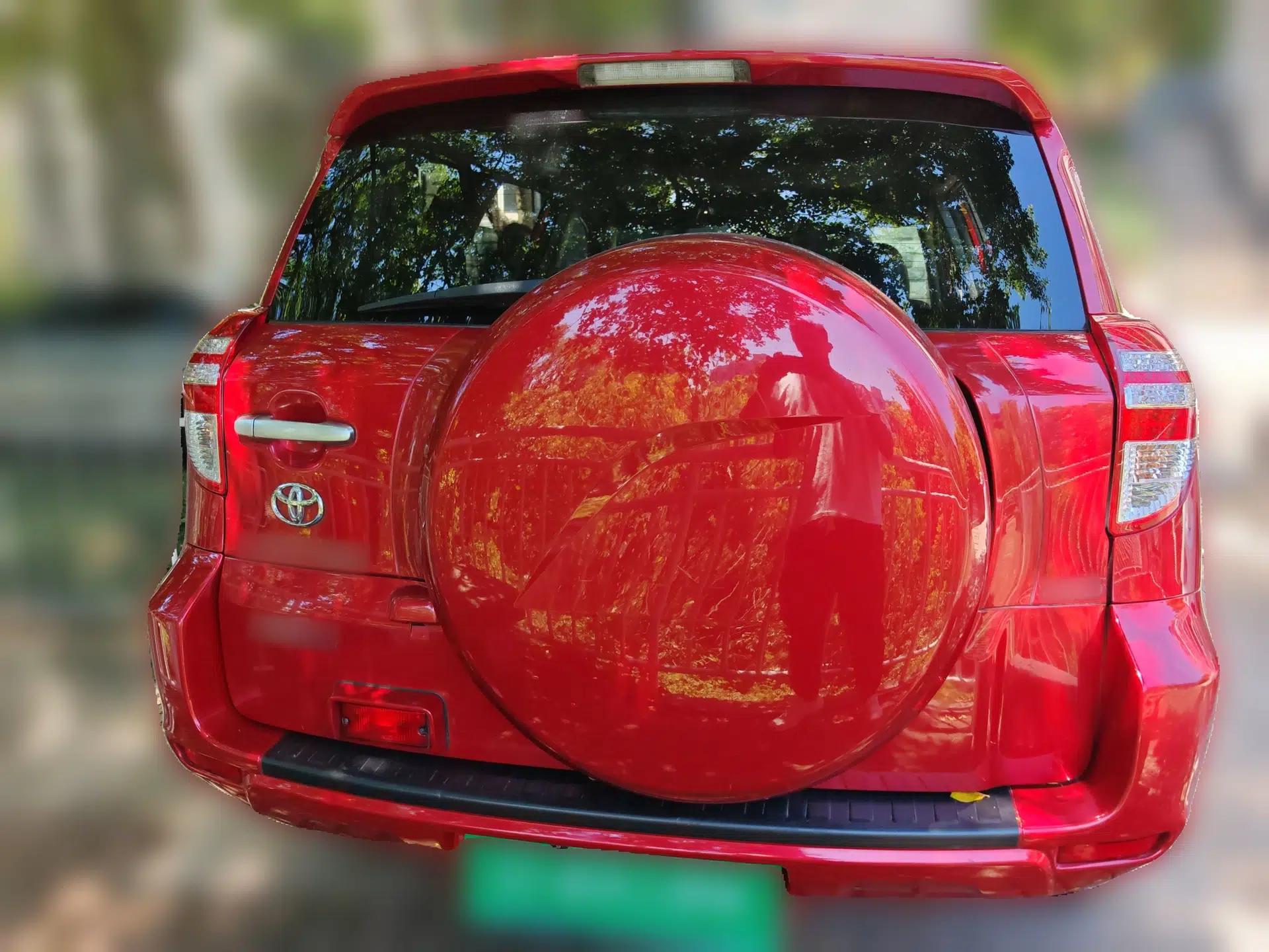 Toyota RAV4 2012 Luxurious 2.4L Automatic 4x4 with Stylish Features — миниатюра 5