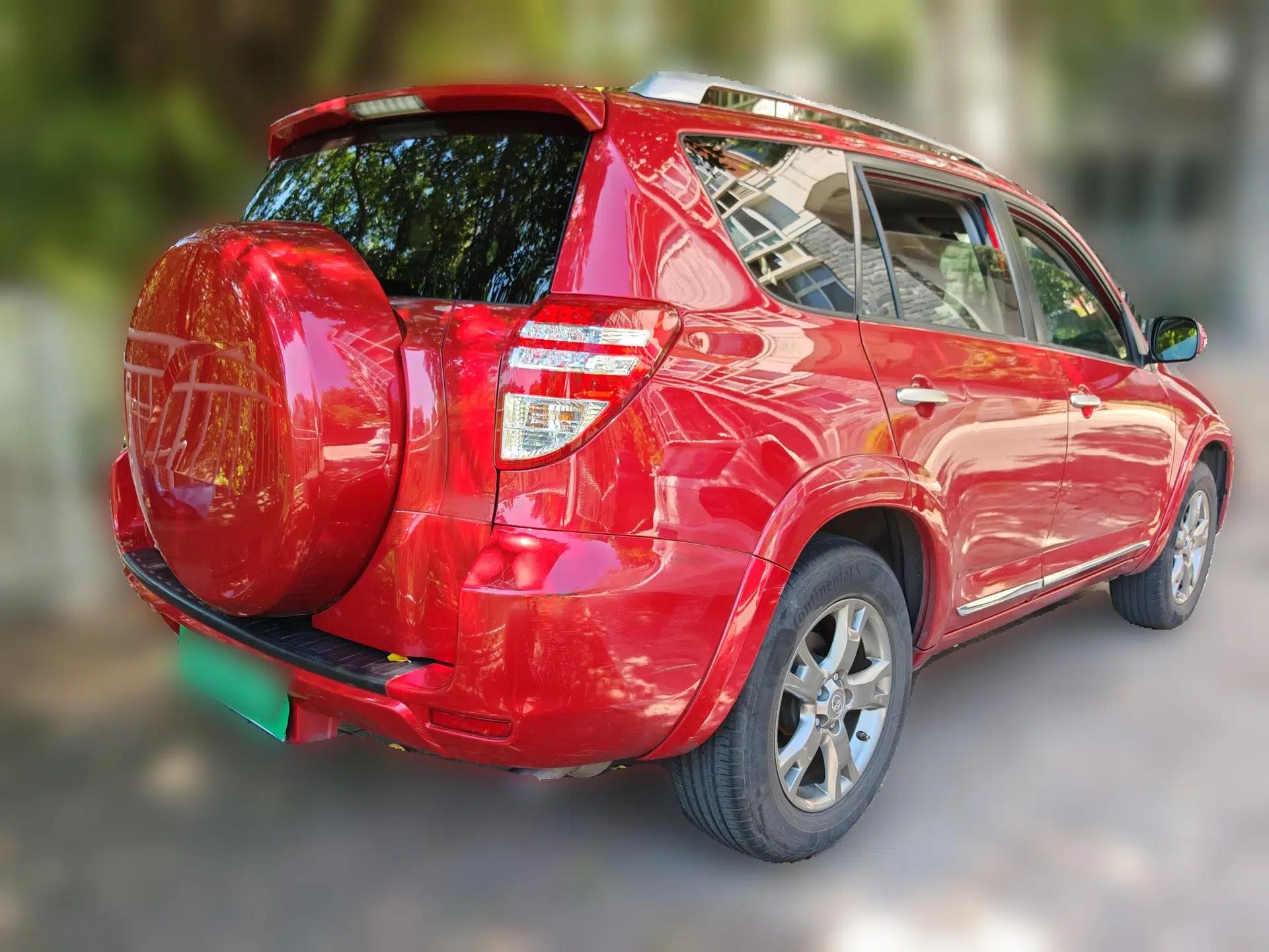 Toyota RAV4 2012 Luxurious 2.4L Automatic 4x4 with Stylish Features — миниатюра 6