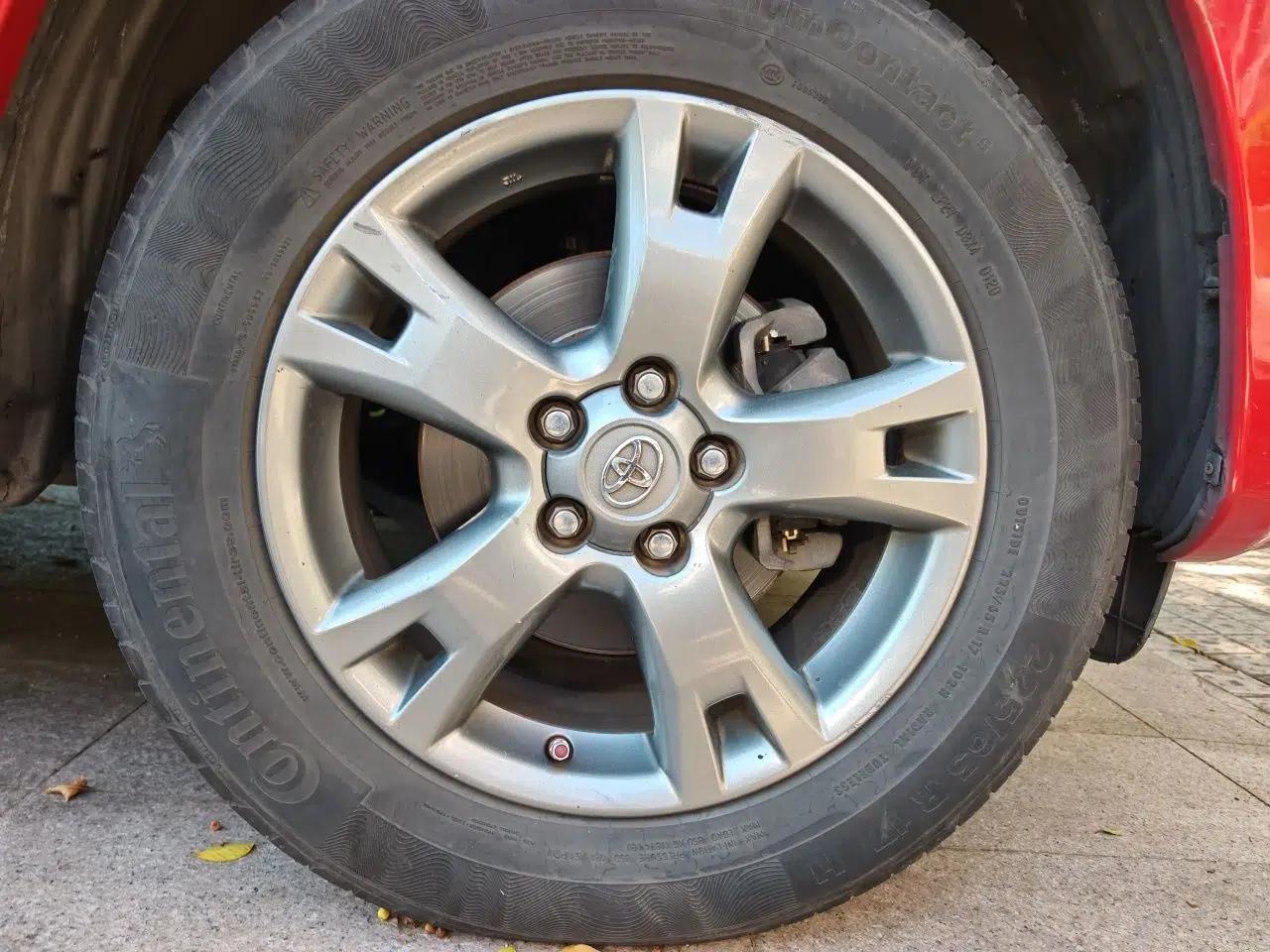 Toyota RAV4 2012 Luxurious 2.4L Automatic 4x4 with Stylish Features — миниатюра 8