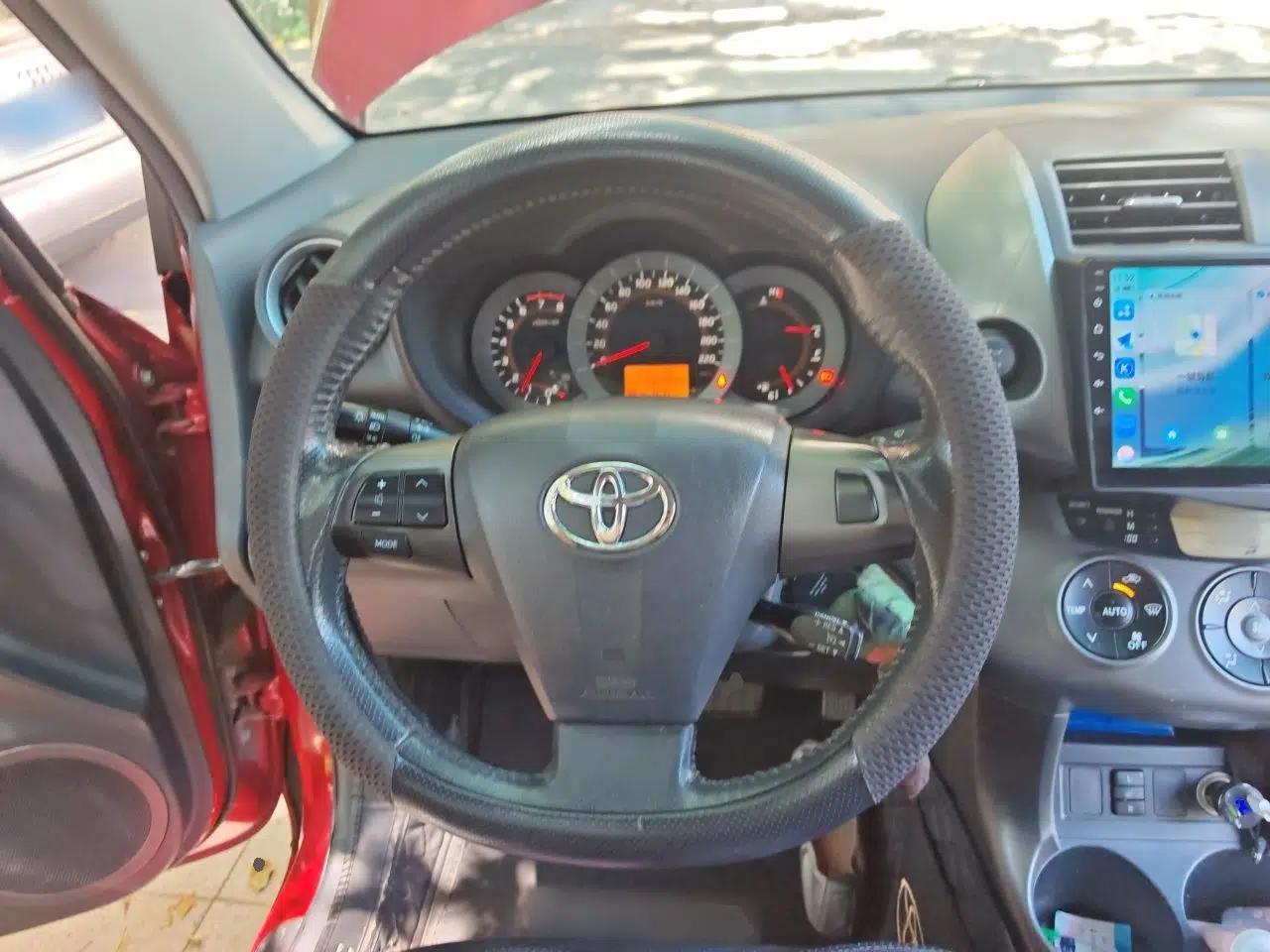 Toyota RAV4 2012 Luxurious 2.4L Automatic 4x4 with Stylish Features — миниатюра 10