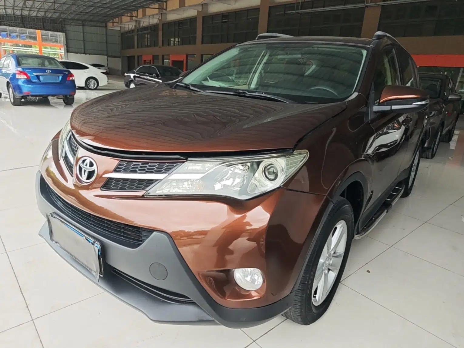 Toyota RAV4 2013 2.0L CVT Two-Wheel Drive Urban Edition — миниатюра 1