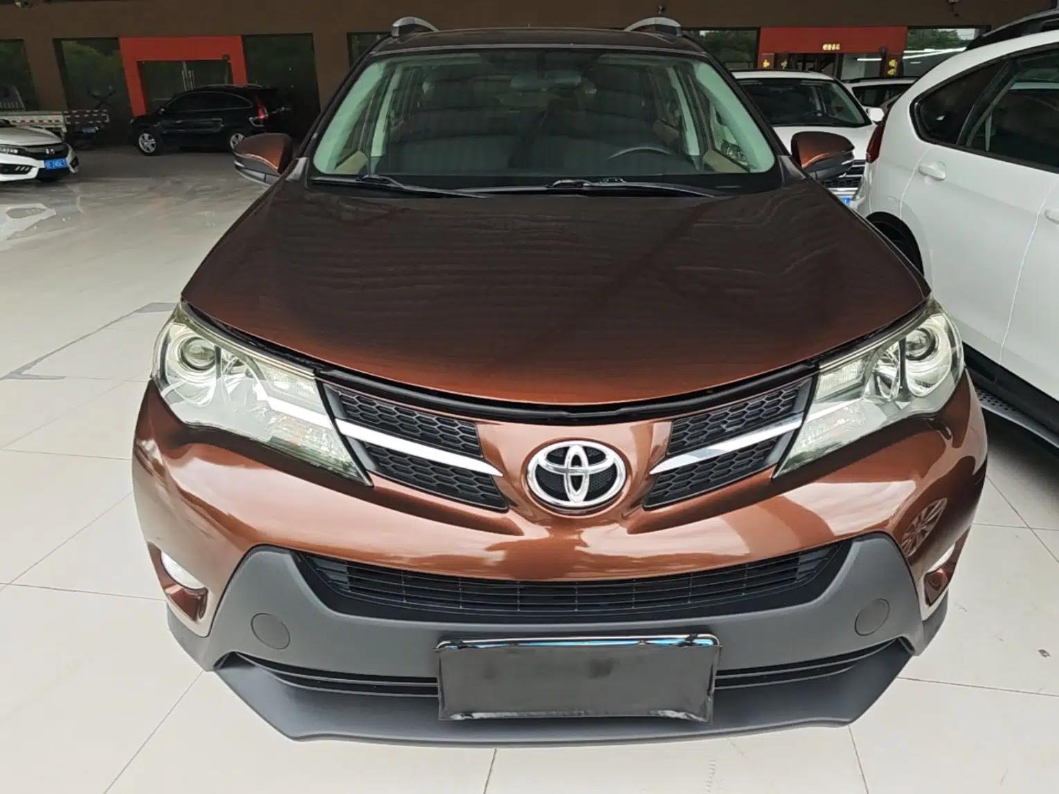 Toyota RAV4 2013 2.0L CVT Two-Wheel Drive Urban Edition — миниатюра 2
