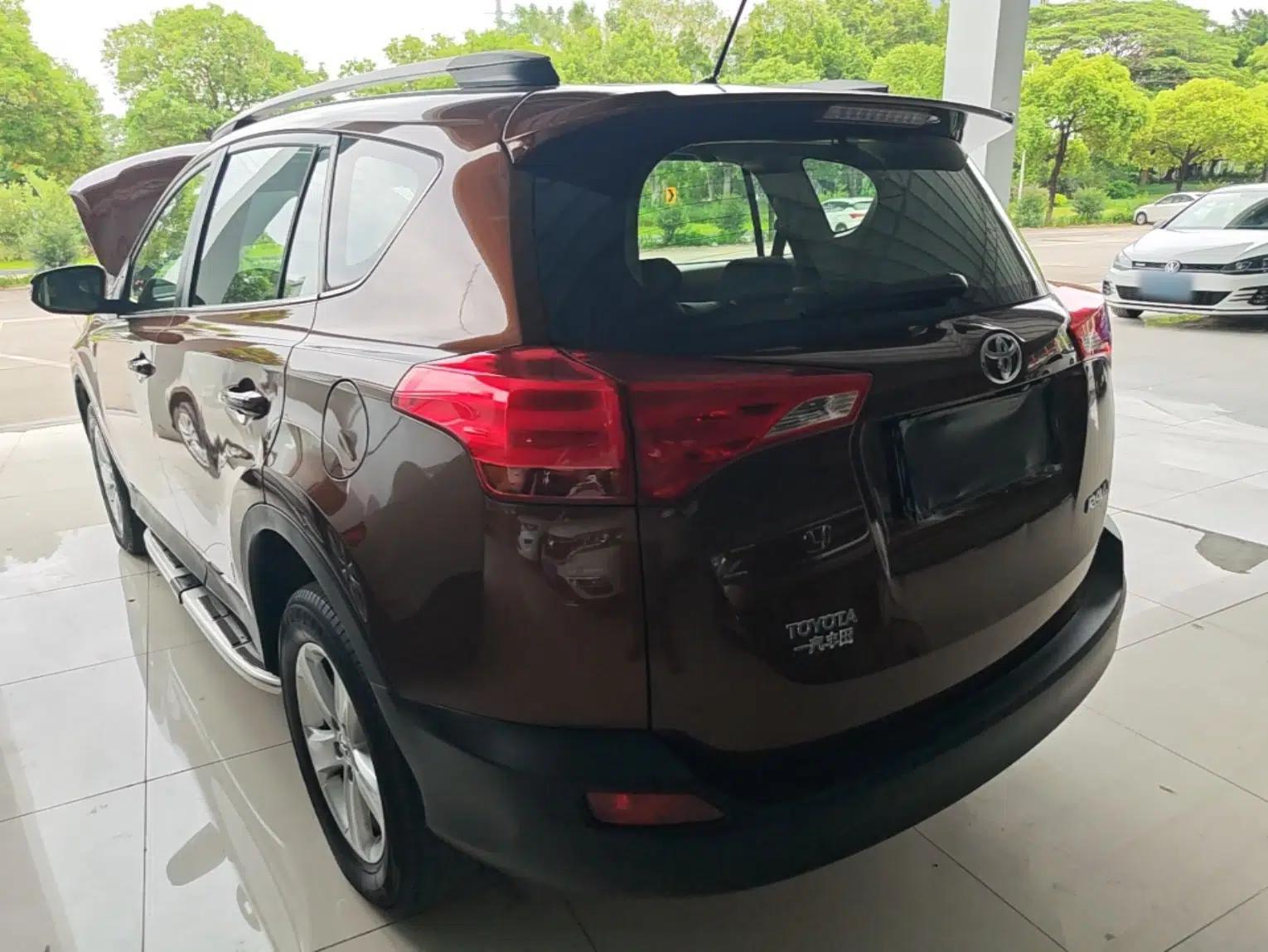 Toyota RAV4 2013 2.0L CVT Two-Wheel Drive Urban Edition — миниатюра 4