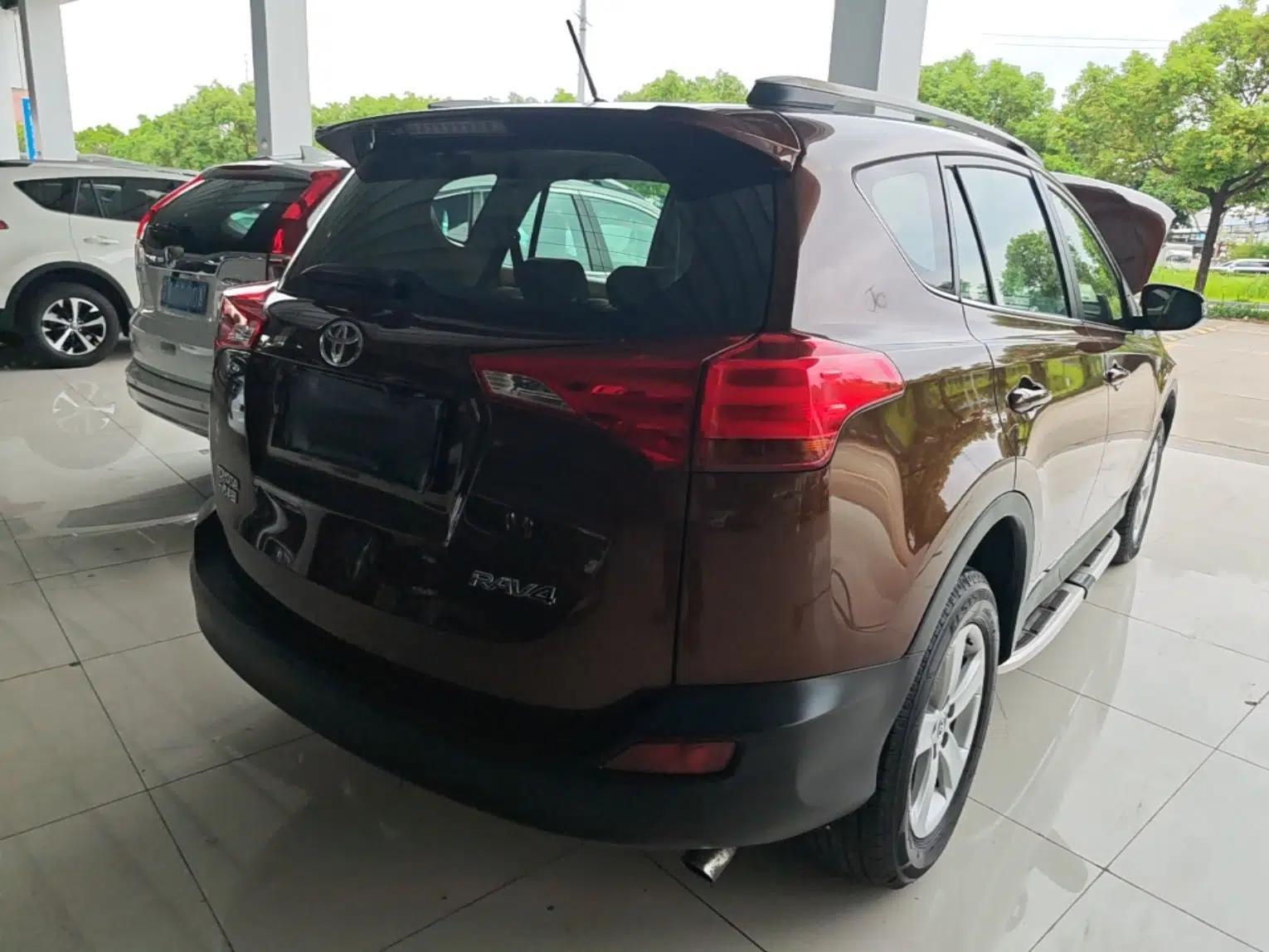 Toyota RAV4 2013 2.0L CVT Two-Wheel Drive Urban Edition — миниатюра 6