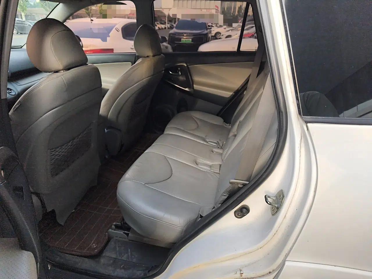 Toyota RAV4 2011 2.4L Automatic 4x4 Luxury Edition — миниатюра 17