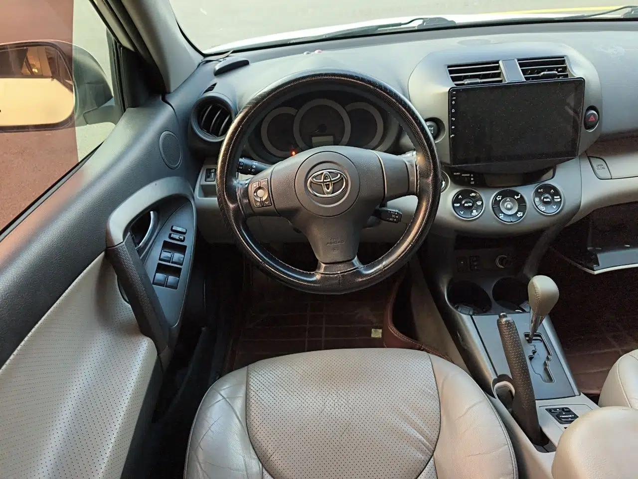 Toyota RAV4 2011 2.4L Automatic 4x4 Luxury Edition — миниатюра 10