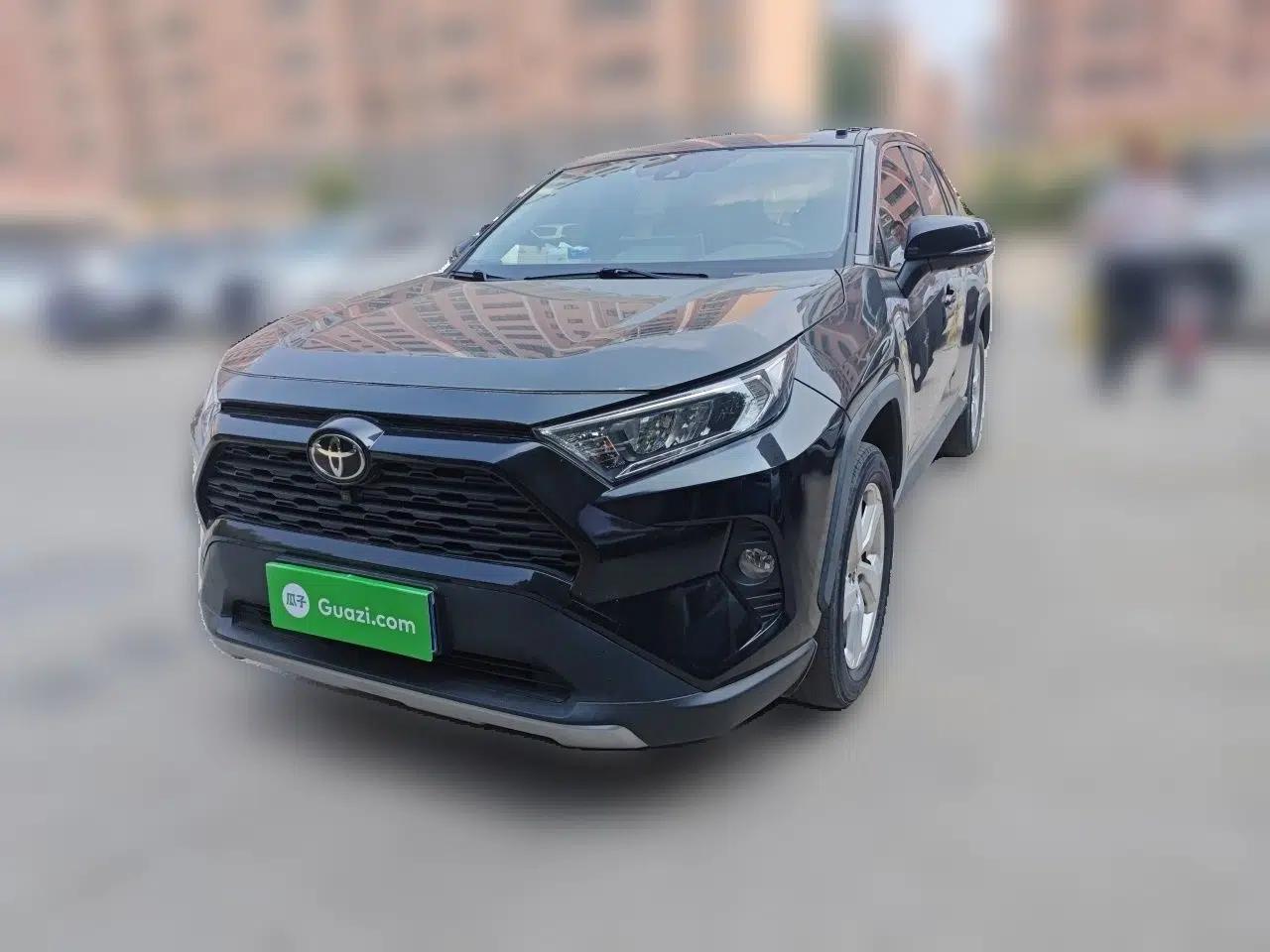 Toyota RAV4 2020 2.0L CVT Two-Wheel Drive Fashion Edition — миниатюра 1
