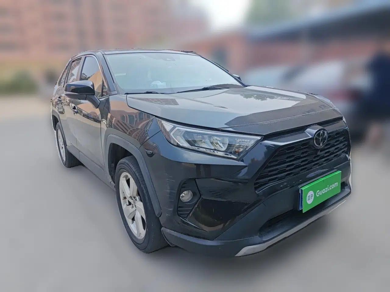 Toyota RAV4 2020 2.0L CVT Two-Wheel Drive Fashion Edition — миниатюра 3