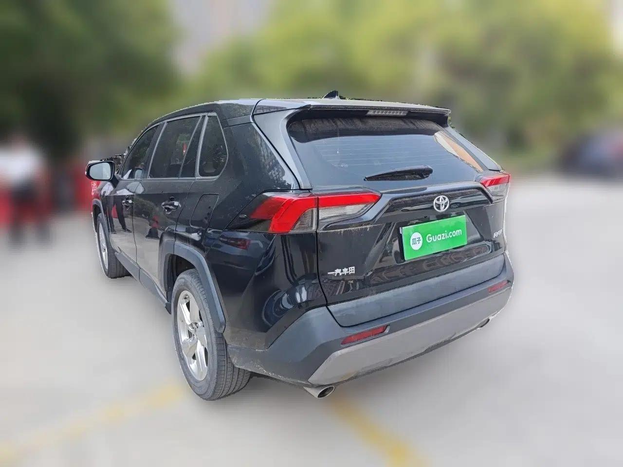 Toyota RAV4 2020 2.0L CVT Two-Wheel Drive Fashion Edition — миниатюра 4