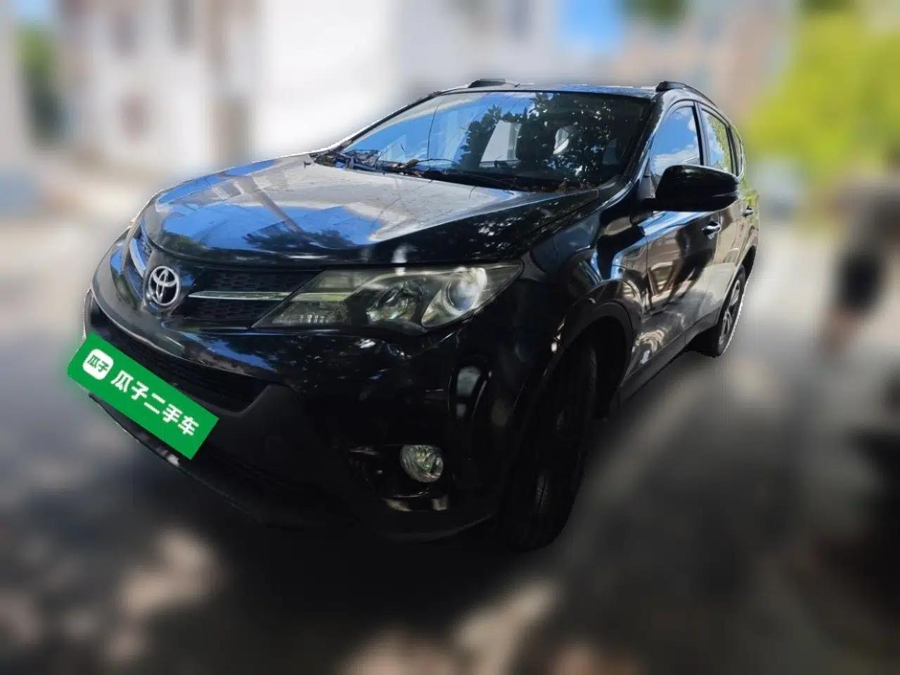 Toyota RAV4 2015 2.0L CVT Two-Wheel Drive Fashion Edition — миниатюра 1