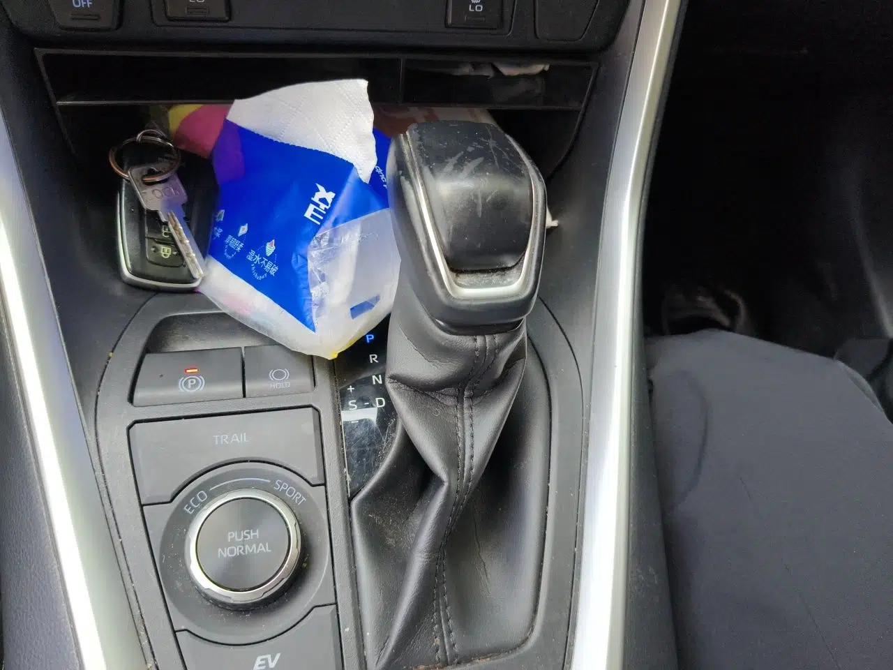 Toyota RAV4 2020 Dual-Engine 2.5L E-CVT 4x4 Elite PLUS Edition — миниатюра 14