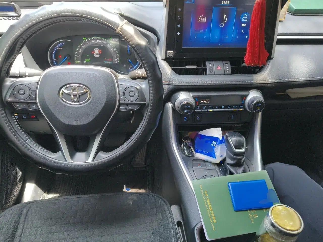 Toyota RAV4 2020 Dual-Engine 2.5L E-CVT 4x4 Elite PLUS Edition — миниатюра 9