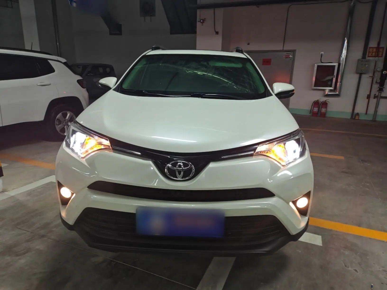 Toyota RAV4 2016 2.0L CVT Two-Wheel Drive Fashion Edition China V Standard — миниатюра 2