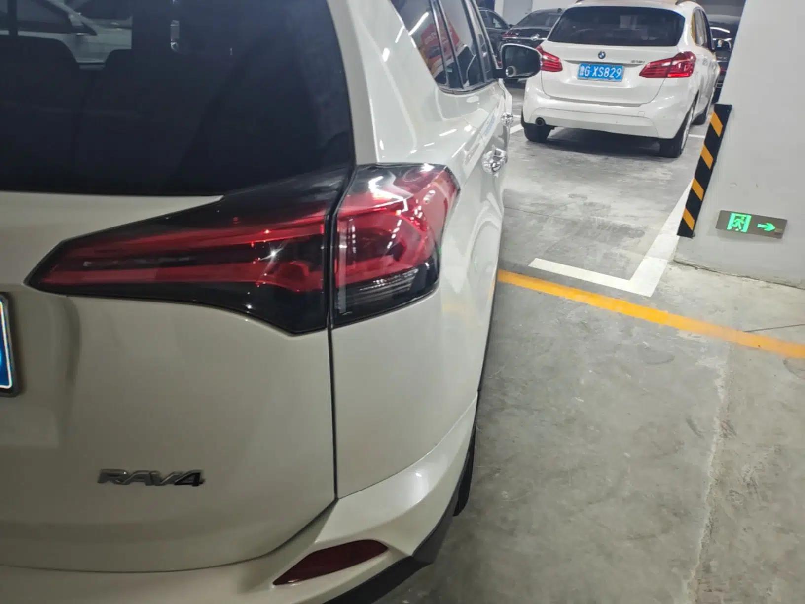 Toyota RAV4 2016 2.0L CVT Two-Wheel Drive Fashion Edition China V Standard — миниатюра 9