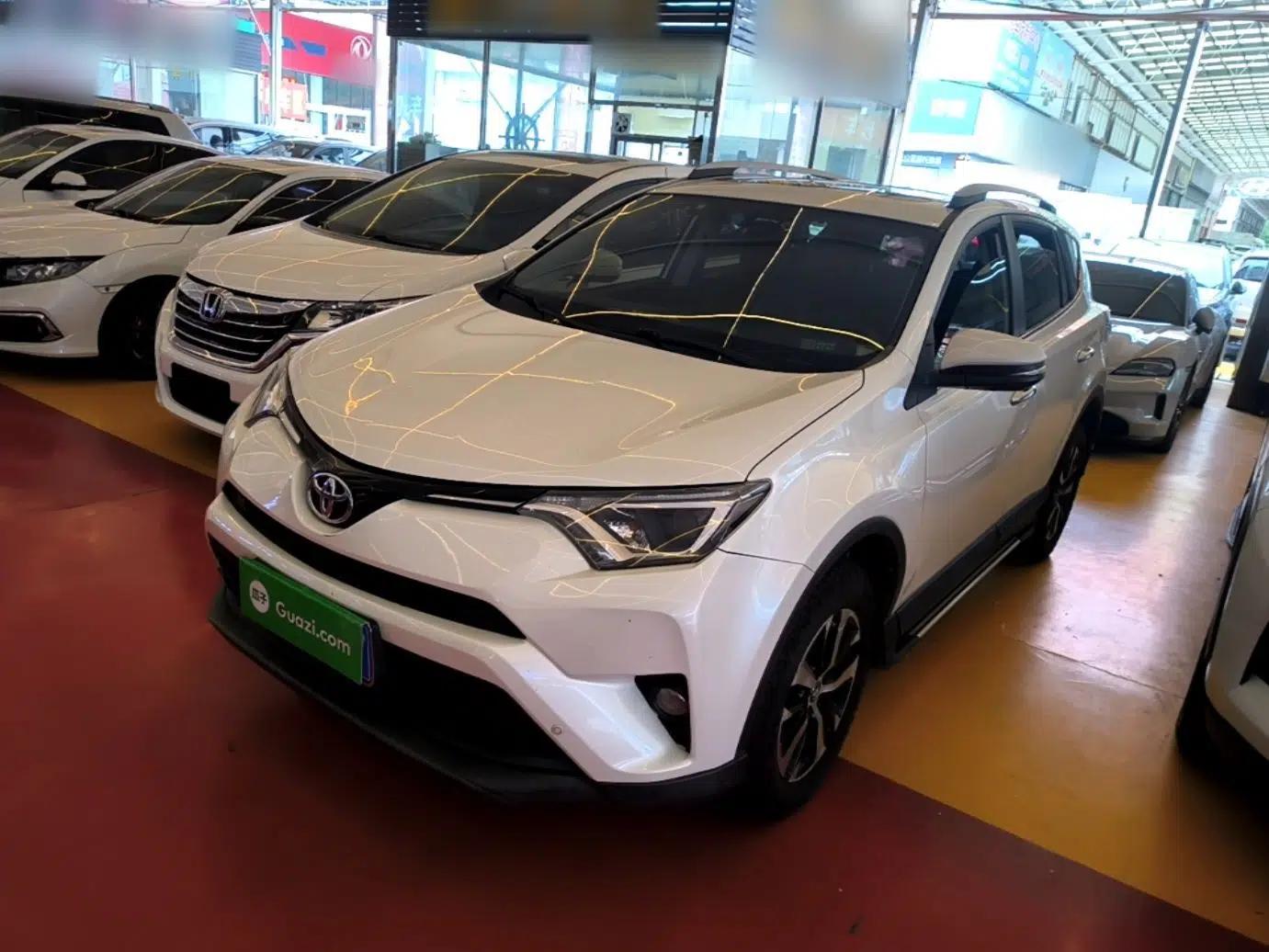 Toyota RAV4 2015 2.0L CVT Two-Wheel Drive Fashion Edition — миниатюра 1