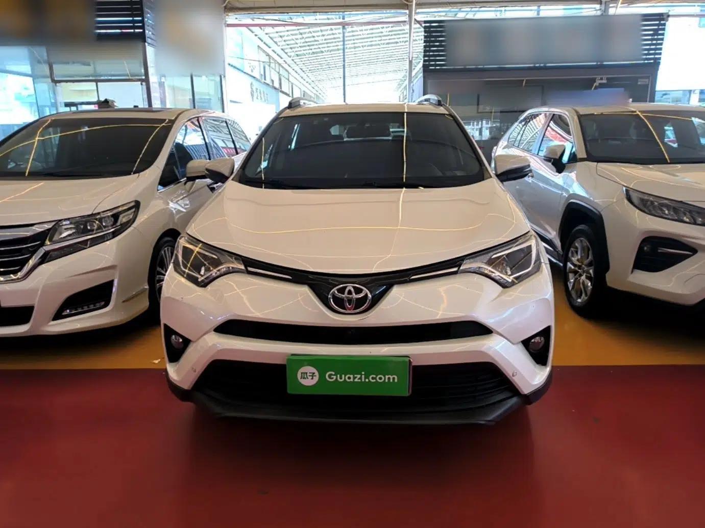 Toyota RAV4 2015 2.0L CVT Two-Wheel Drive Fashion Edition — миниатюра 2
