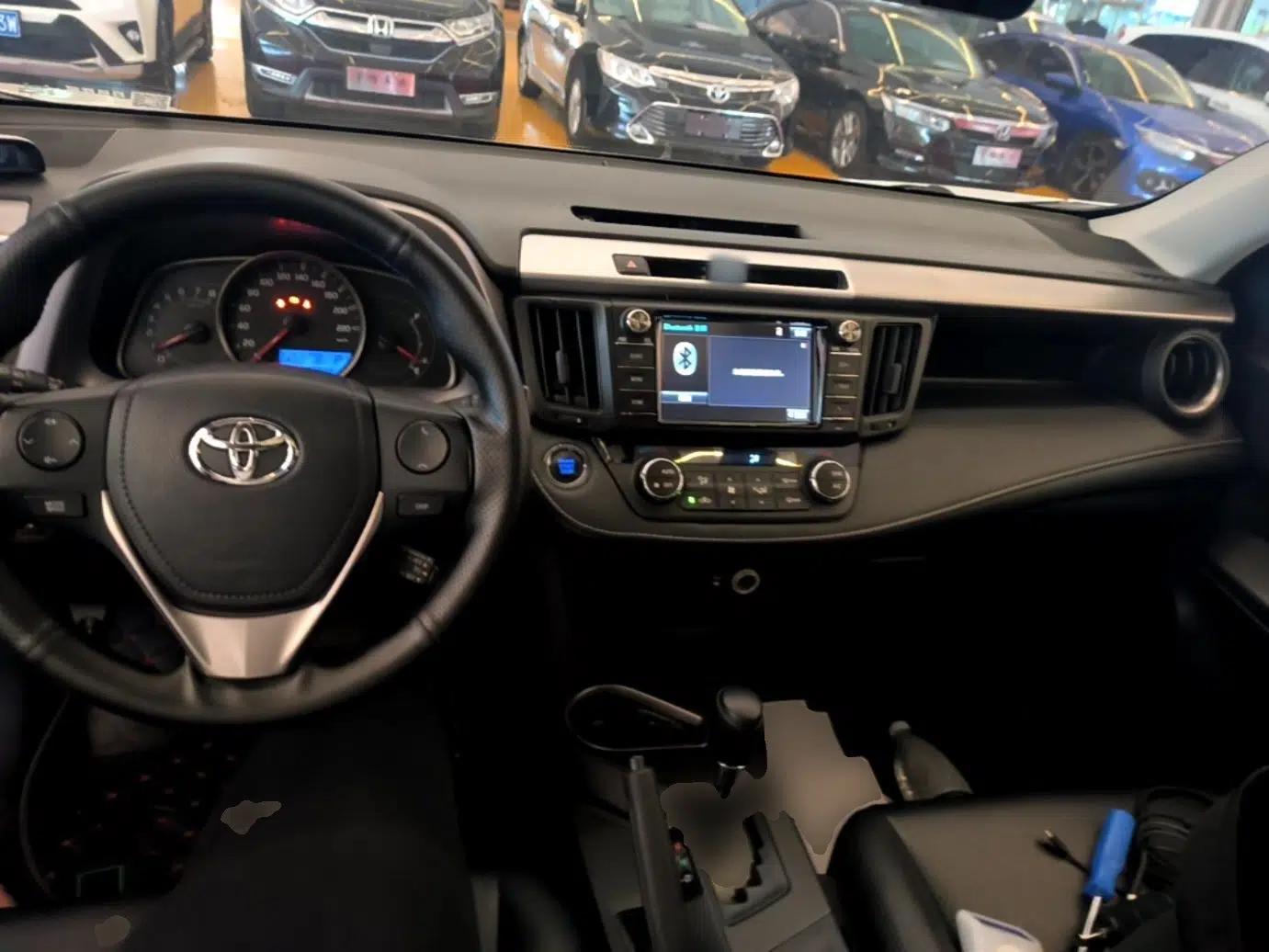 Toyota RAV4 2015 2.0L CVT Two-Wheel Drive Fashion Edition — миниатюра 12