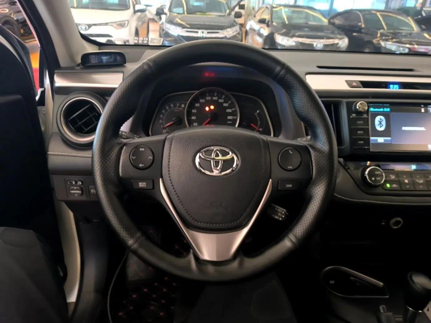 Toyota RAV4 2015 2.0L CVT Two-Wheel Drive Fashion Edition — миниатюра 13
