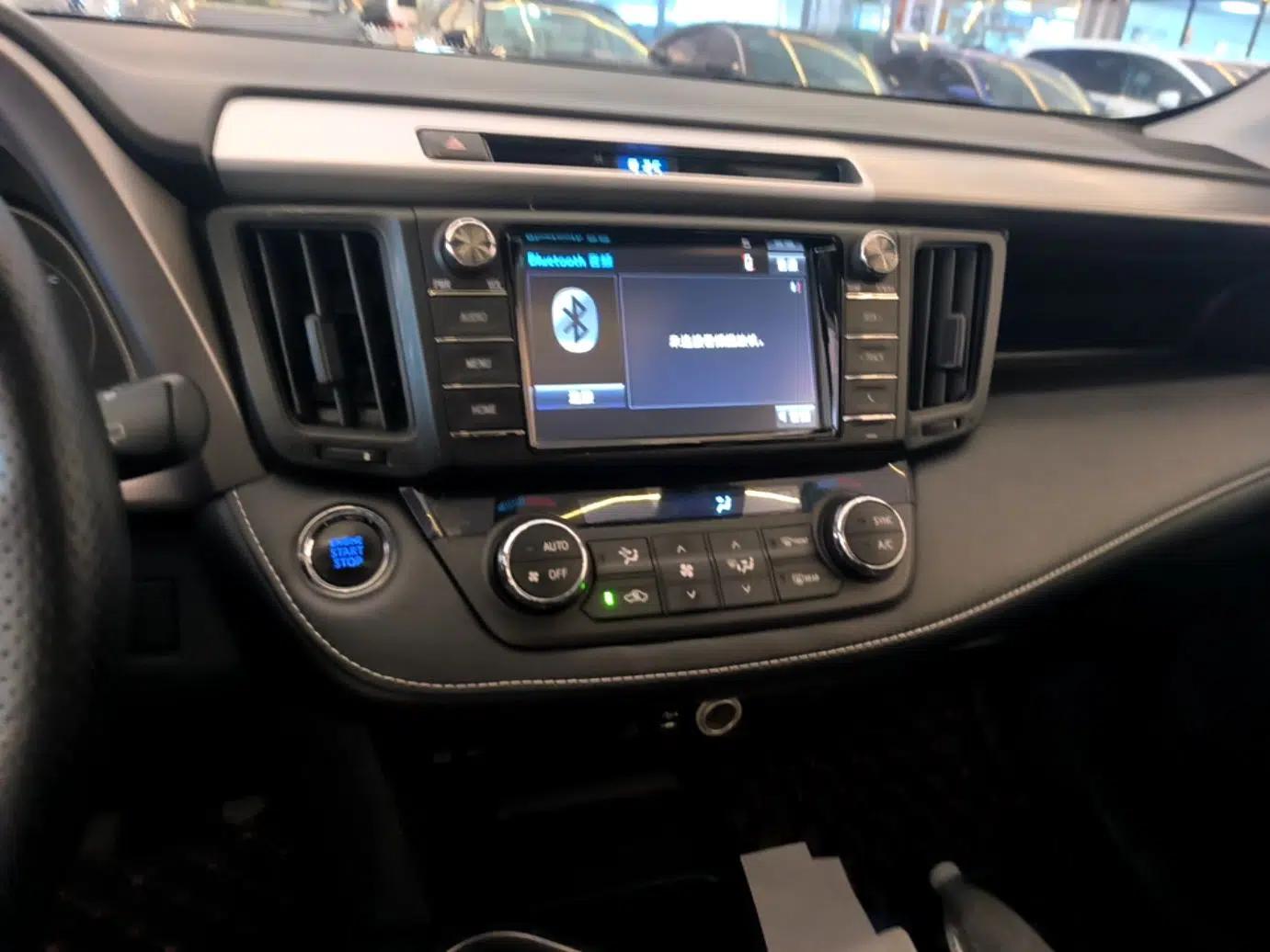 Toyota RAV4 2015 2.0L CVT Two-Wheel Drive Fashion Edition — миниатюра 15