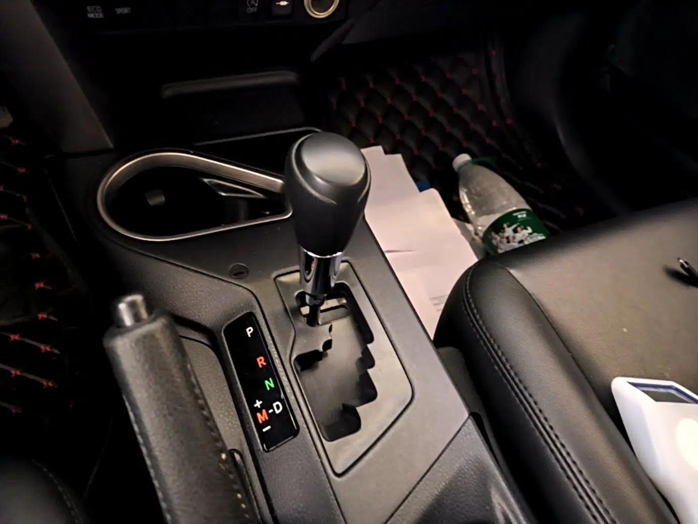 Toyota RAV4 2015 2.0L CVT Two-Wheel Drive Fashion Edition — миниатюра 16