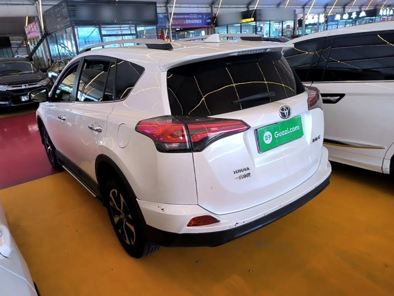 Toyota RAV4 2015 2.0L CVT Two-Wheel Drive Fashion Edition — миниатюра 4