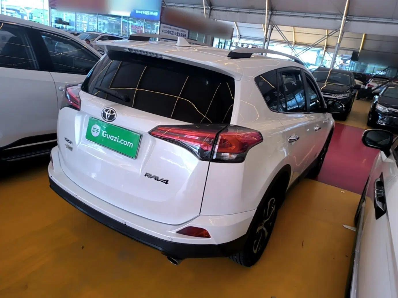 Toyota RAV4 2015 2.0L CVT Two-Wheel Drive Fashion Edition — миниатюра 6