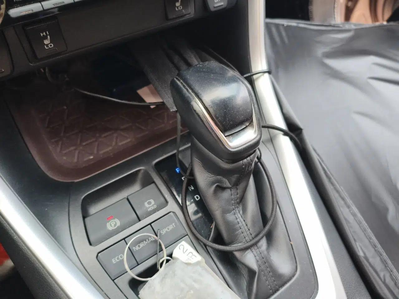 Toyota RAV4 2020 2.0L CVT Two-Wheel Drive Prestige Edition — миниатюра 14