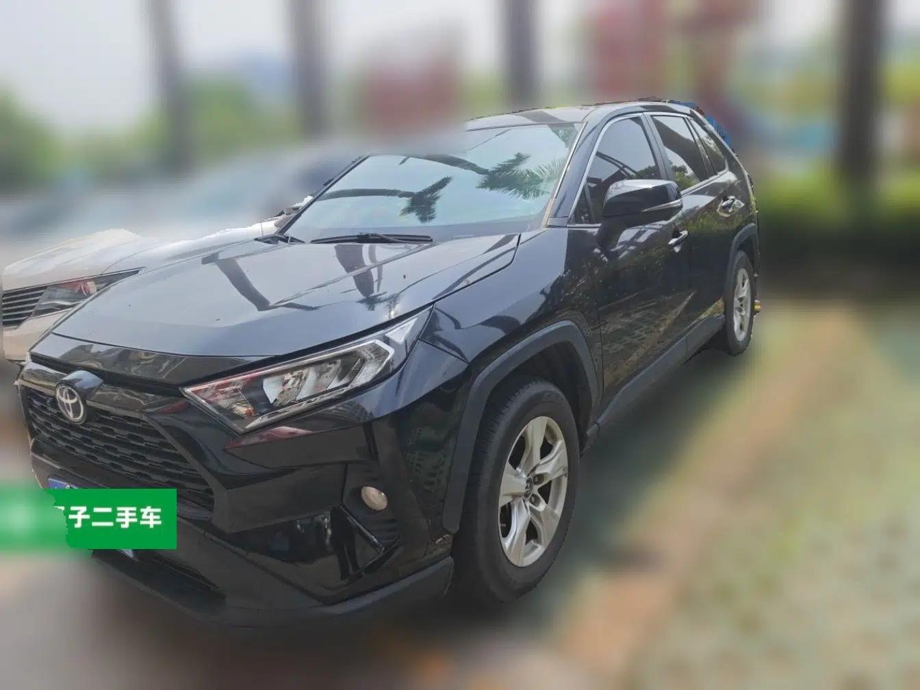 Toyota RAV4 2022 2.0L CVT Two-Wheel Drive Urban Edition — миниатюра 1