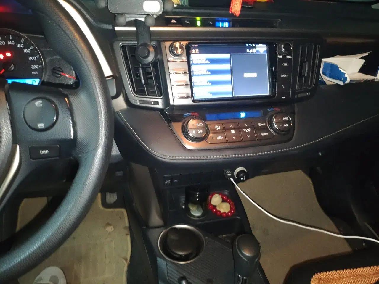Toyota RAV4 2015 2.0L CVT Two-Wheel Drive Fashion Edition — миниатюра 13