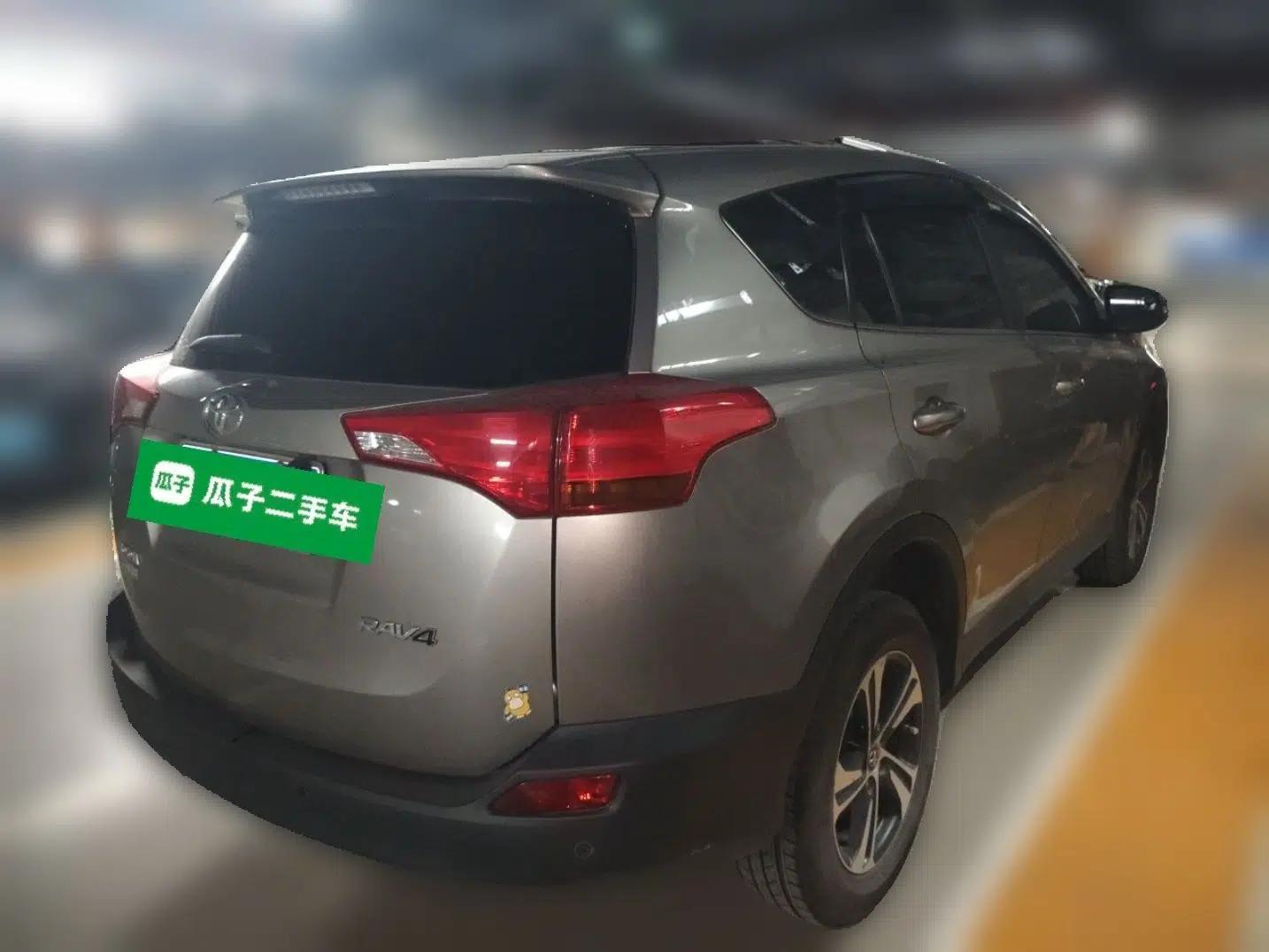 Toyota RAV4 2015 2.0L CVT Two-Wheel Drive Fashion Edition — миниатюра 6