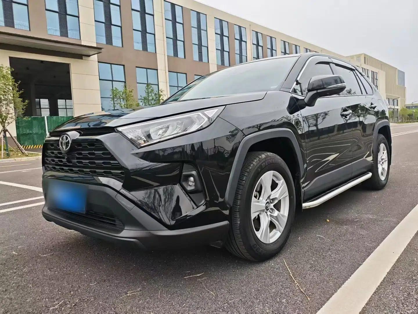 Toyota RAV4 2023 2.0L CVT Two-Wheel Drive Urban Edition — миниатюра 1