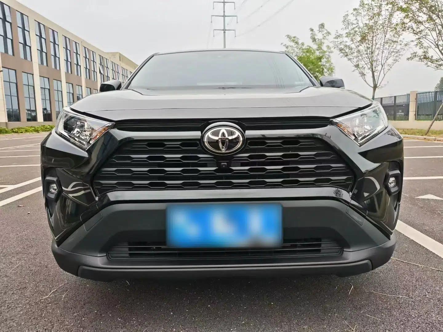 Toyota RAV4 2023 2.0L CVT Two-Wheel Drive Urban Edition — миниатюра 2