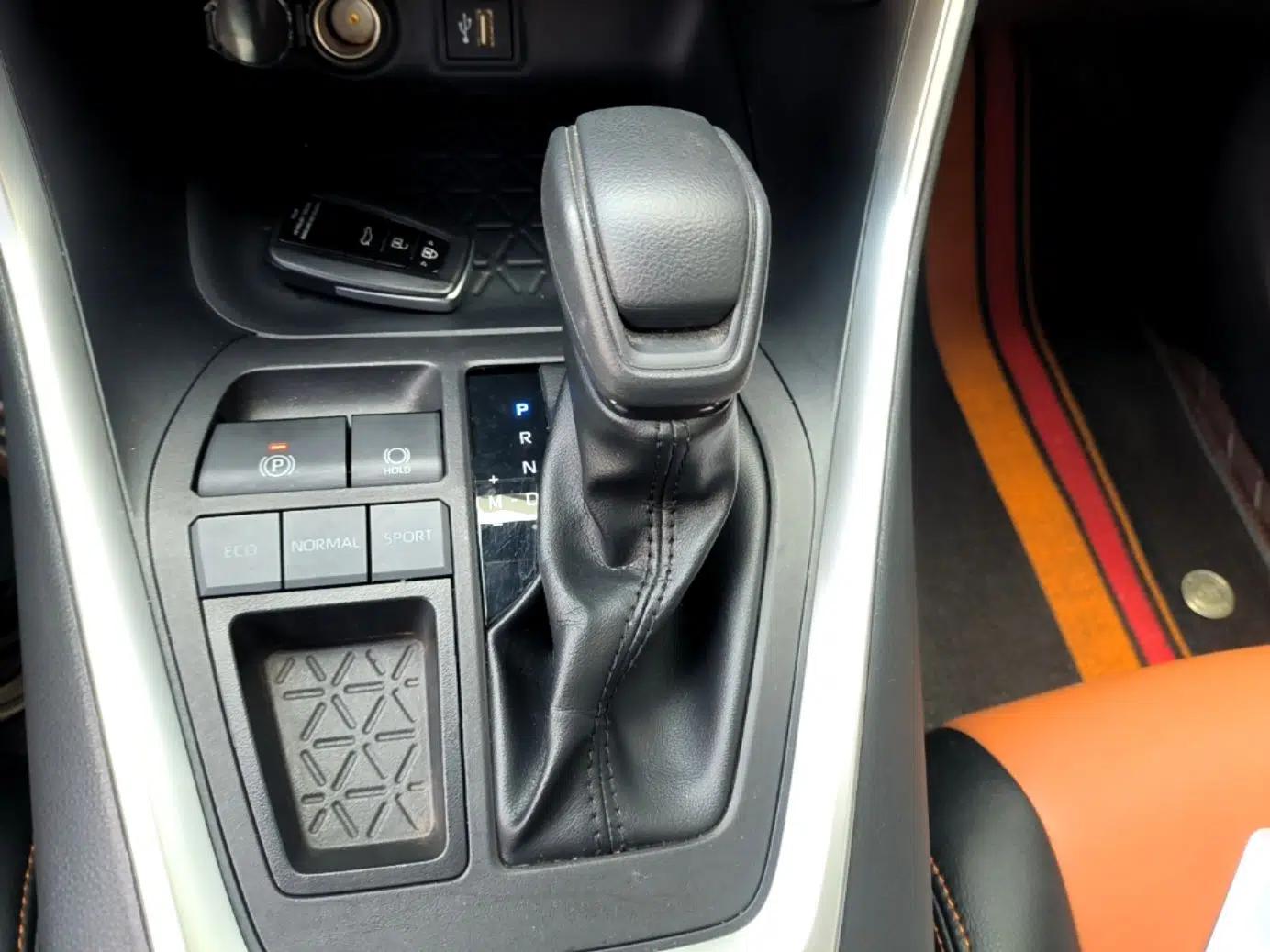 Toyota RAV4 2023 2.0L CVT Two-Wheel Drive Urban Edition — миниатюра 16