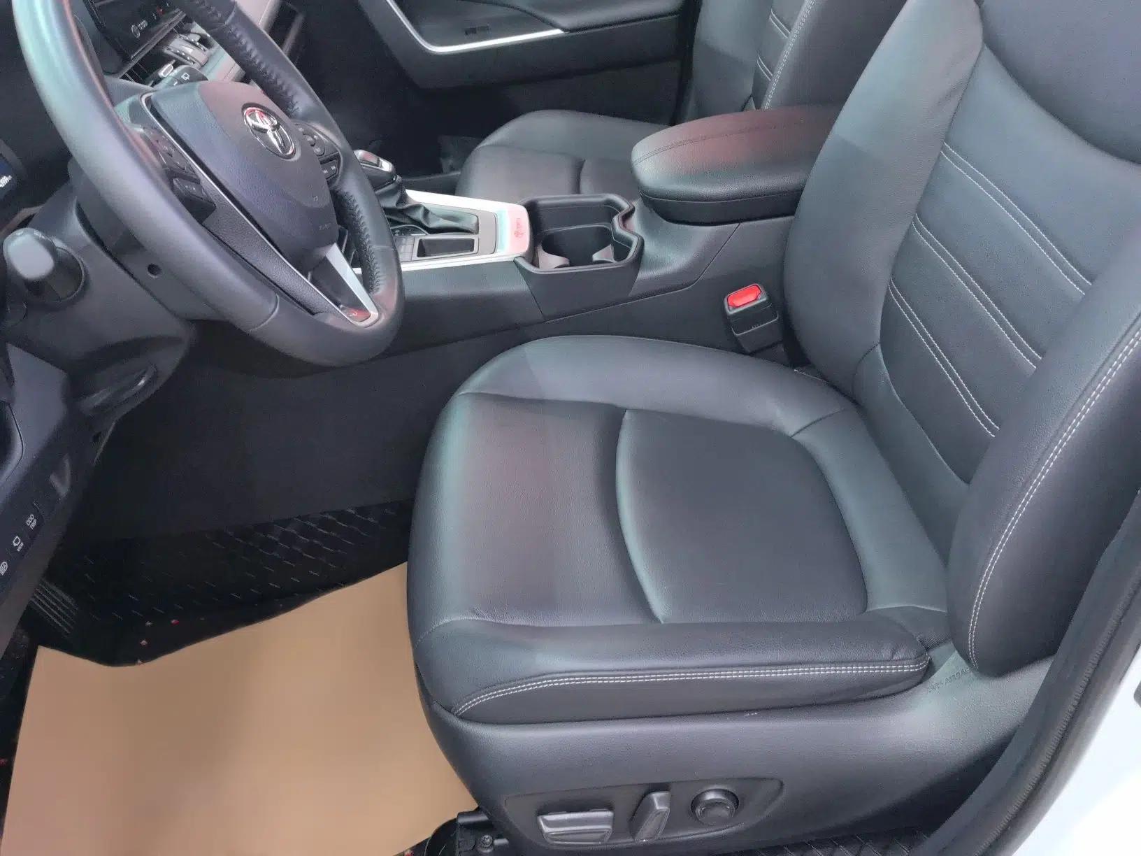 Toyota RAV4 2023 2.0L CVT Two-Wheel Drive 20th Anniversary Platinum Edition — миниатюра 11